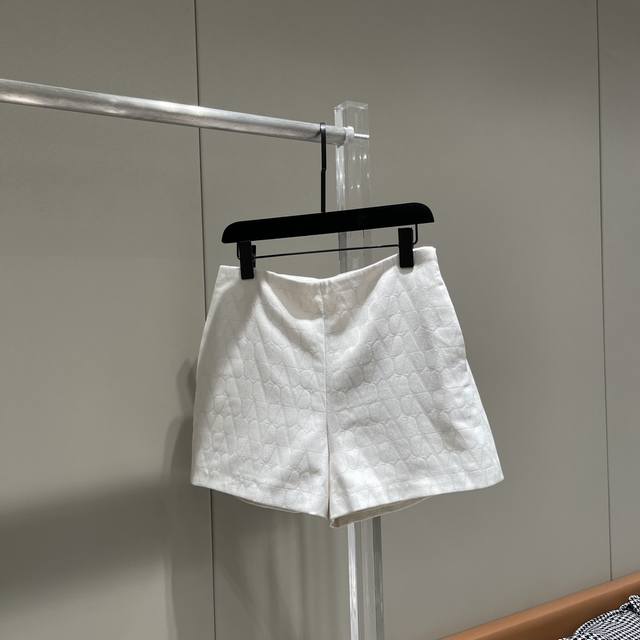 Val华伦24Ss春夏新款字母短裤 经典的版型与简洁的设计风格, 上身显瘦养眼 版型无限拉大长腿效果, 上身巨显瘦高级感真的绝绝子, 简单干练随意上身就能穿出高